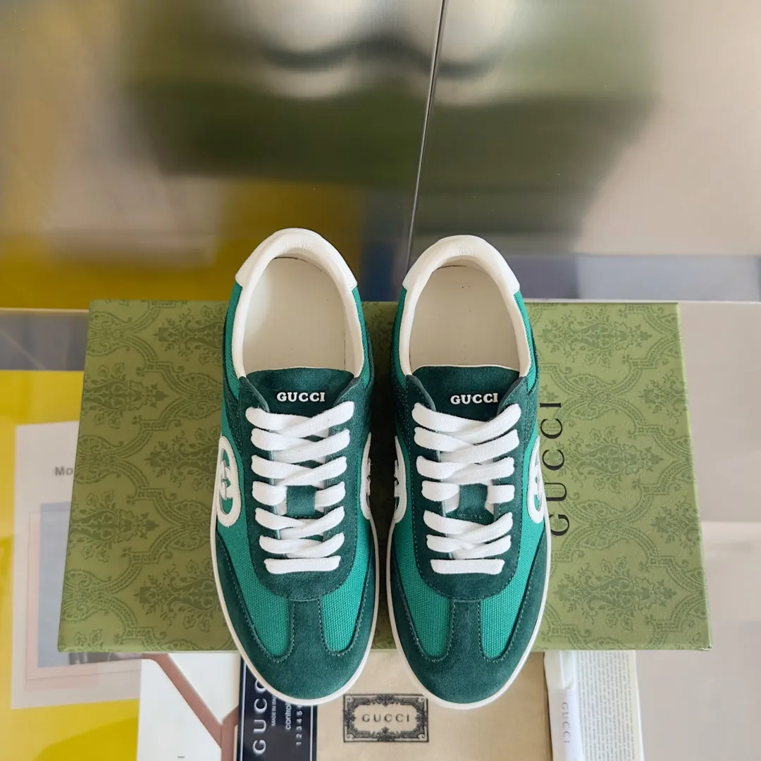 👟👟Ex-factory price 520👟👟Gucci Gucci's latest double G couple style casual sports shoes moral training shoes original purchase development and production production using innovative stitching technology to create a flowing texture like water. The leather design is paired with three-dimensional interlocking double-G leather patches and Gucci letter accessories, creating a free flowing texture of the entire shoe with a 3D effect. Fabric: Original custom imported first-layer cowhide. Lining: Original imported breathable mesh lining. Sole: Original molded T👟👟Ex-factory price U material. Size: 35-40# Men's model 39-45#